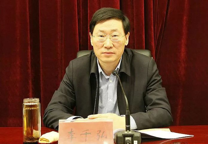 市委组织部常务副部长李千弘主持会议.