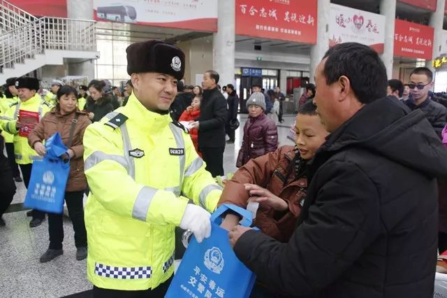 2018年2月1日,赤峰市交通管理警察支队在赤峰长途汽车站广场前举行