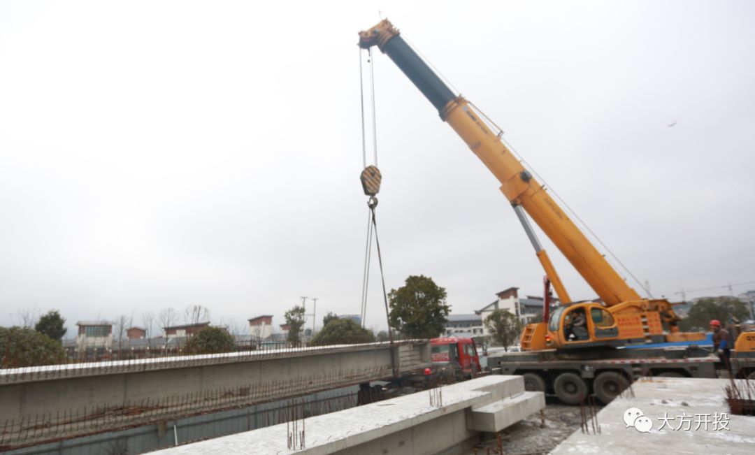 【特寫】三大吊車助力貴州省首次城區內百噸大件成功吊裝