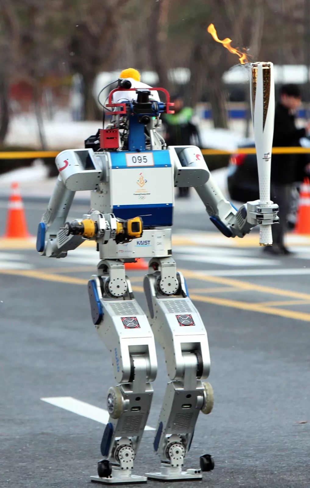 机器人火炬手在平昌冬奥会倒计时百天庆典上,韩国著名乒乓球运动员