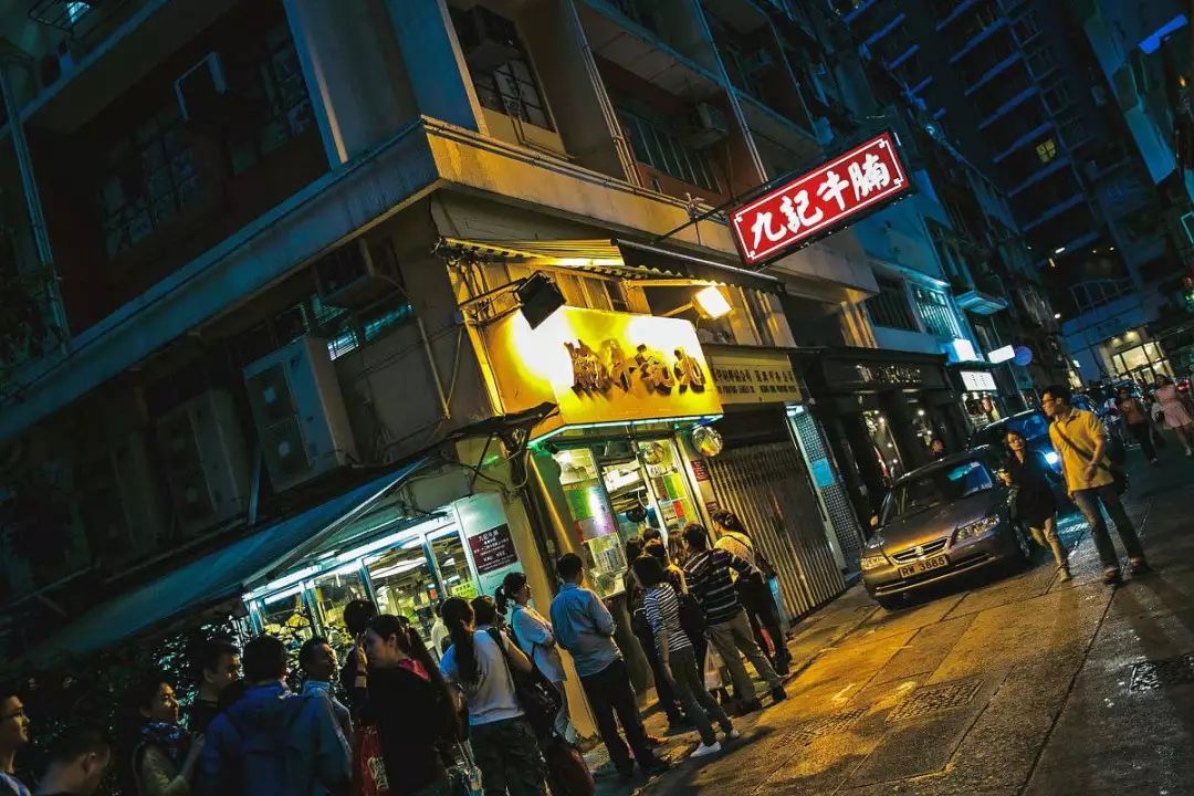 香港的美味之最,不在街头巷尾的茶餐厅里,而是在氤氲不息的人情味里