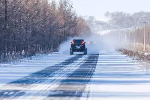 10,保持安全车距下雪行车道路结冰,要确保对前车能有充足时间反应