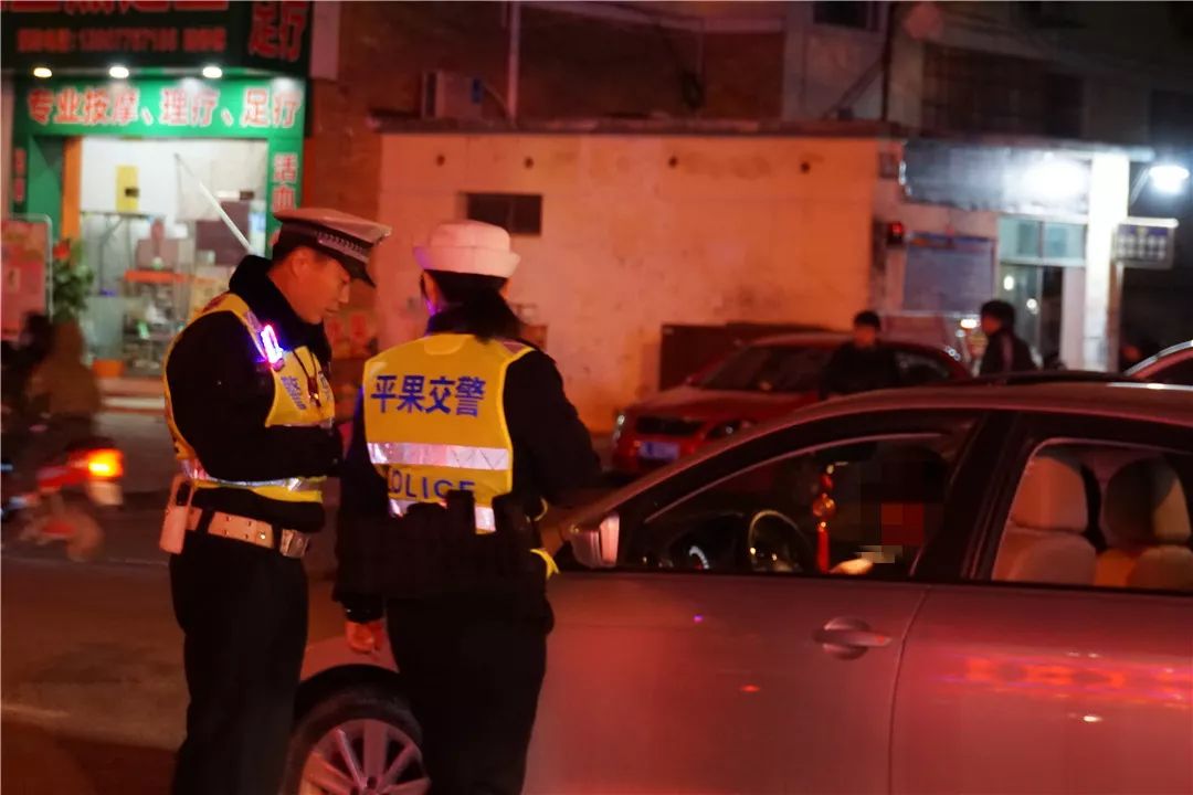 春运首日,直击平果交警夜查!醉驾大哥:不用测了,我是醉驾了