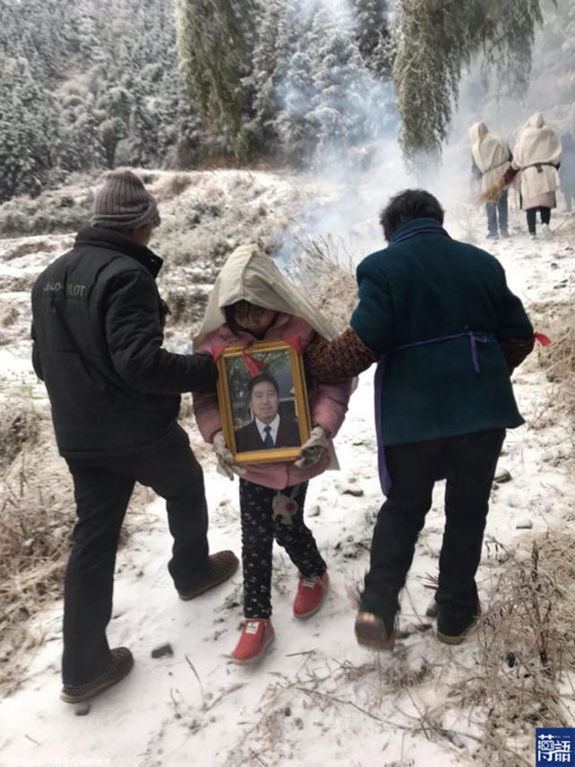 女孩获捐20万成孤儿,全村人冒雪为其父送葬