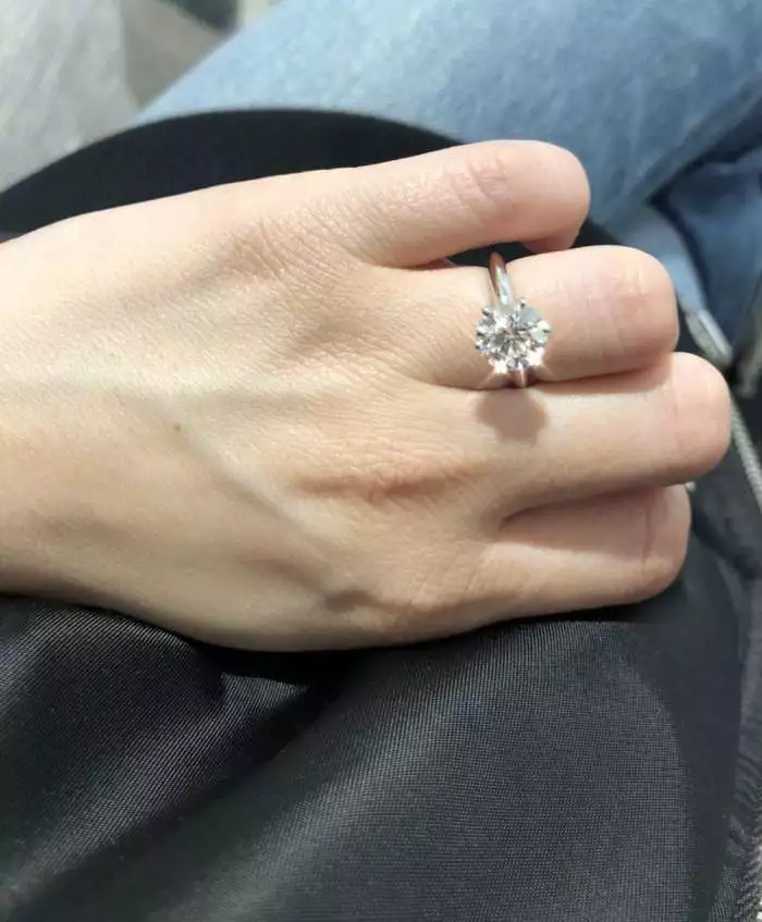 昨天凌晨,阿娇在微博上晒出了自己被求婚的照片,手带着大钻戒,并表示