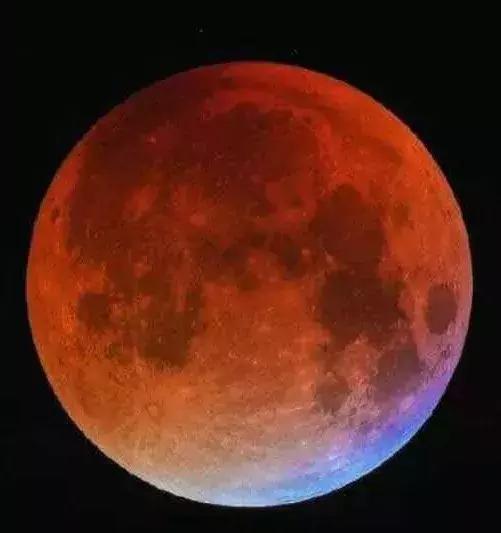 超级月亮 蓝月 三景合一的天文奇观 一轮红月亮高悬夜空的迷人景象