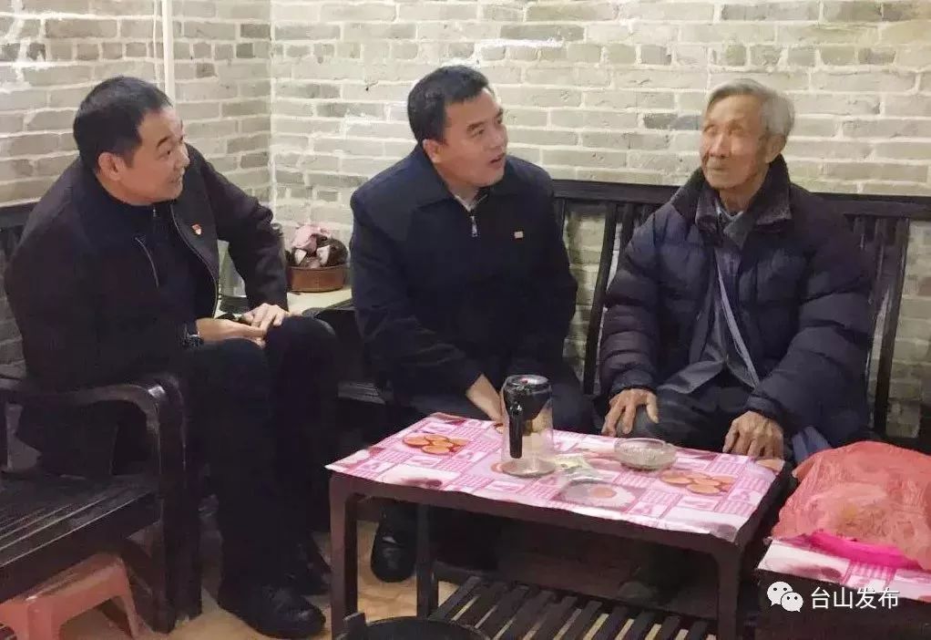 彭大荣,蔡红珍一行在都斛镇委书记容志坚,镇长雷华