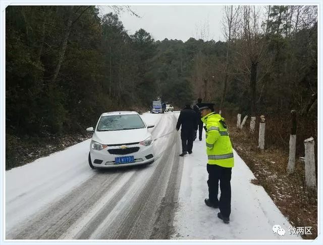 站民警趕赴積雪結冰嚴重路段尋甸轄區祿馬線大基坡路段(倘甸至祿勸)