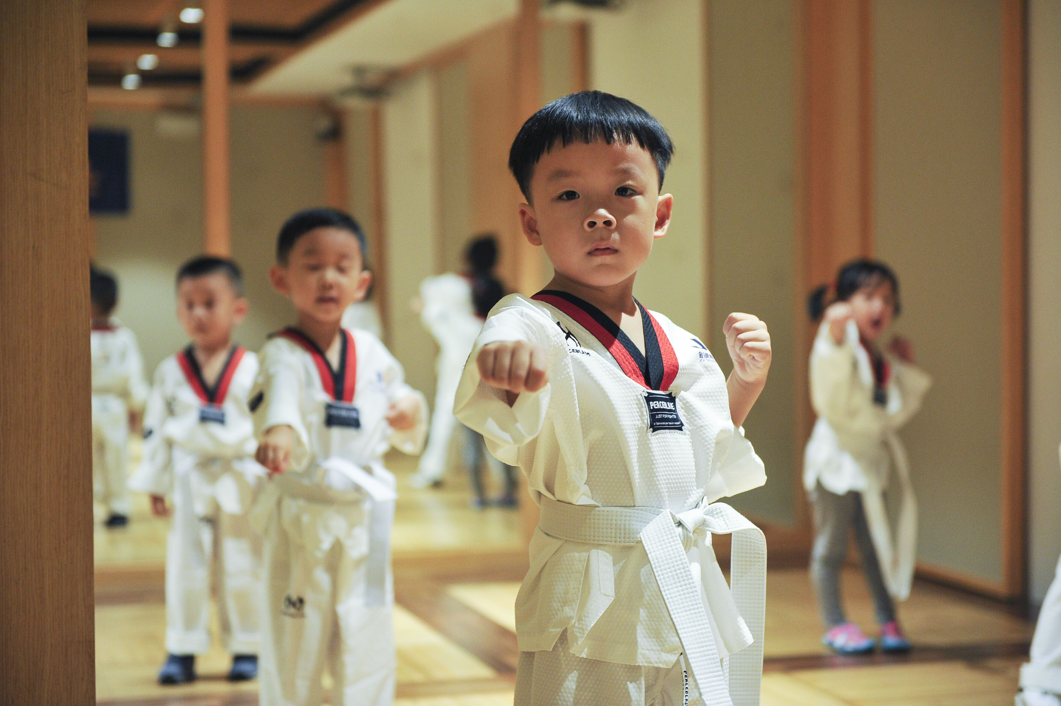 孩子们在金诚青少年素能中心学习跆拳道