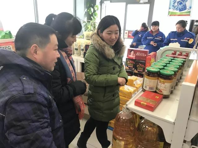 现场商品琳琅满目,薛茗轶站长提前将店内商品堆放重新布局,着重把年货