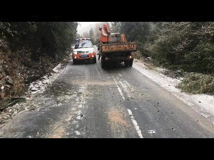 抗雪保畅进行时不畏严寒的温州公路人坚守在路上