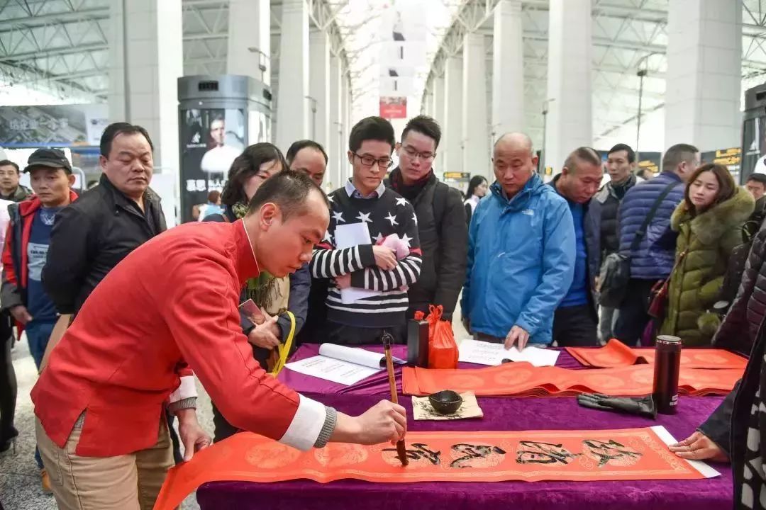 剪窗花寫對聯,書法剪紙大師走進白雲機場為旅客送祝福