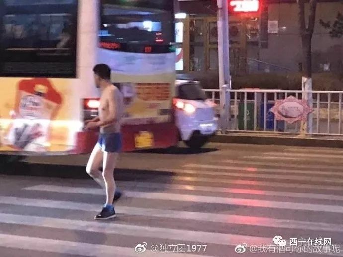 西宁总有牛人!五四大街一名男子赤裸上身站在马路中间