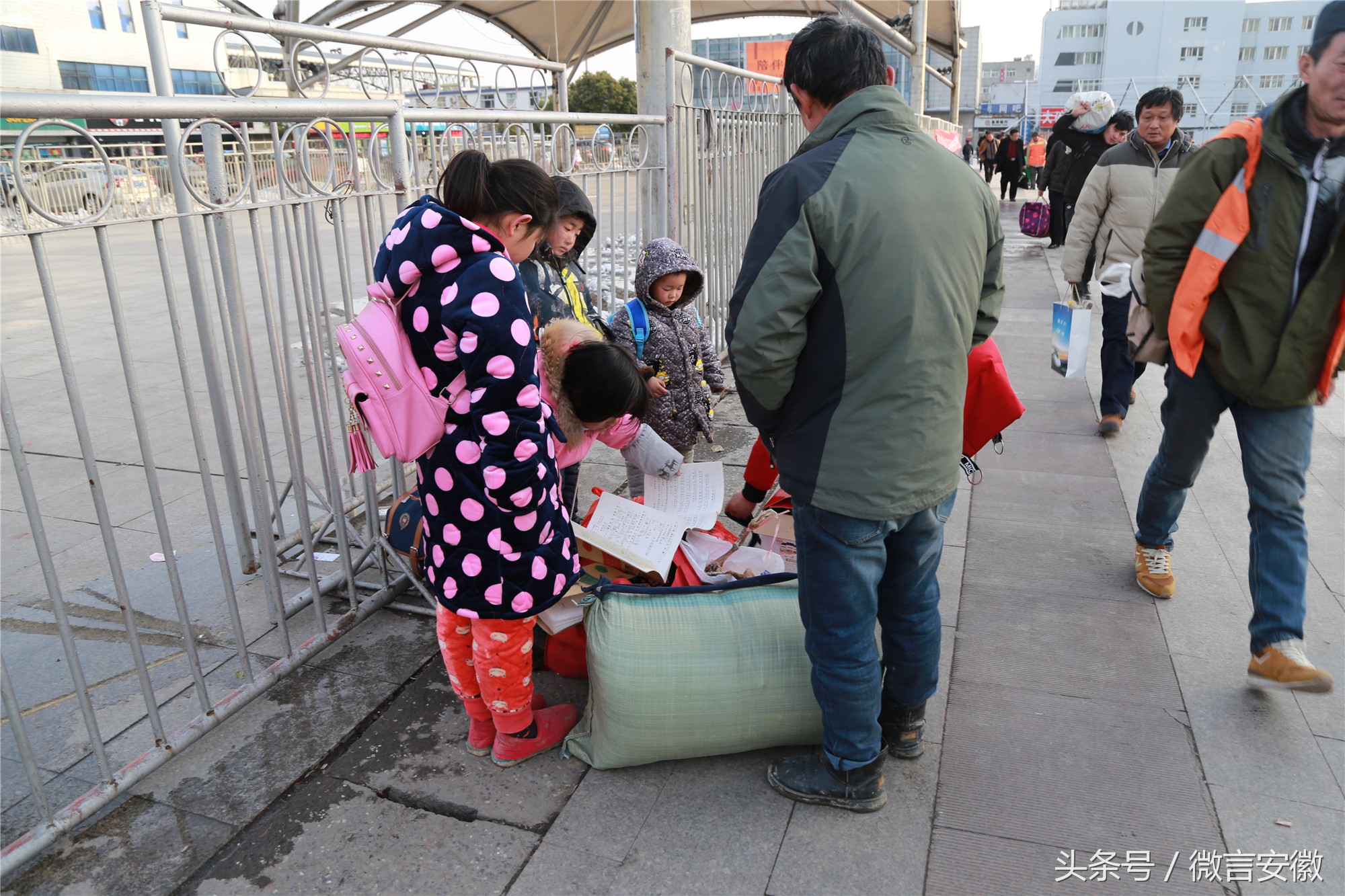 当天,她们一行人乘坐的是晚上20:50分阜阳发往上海的k8484次列车