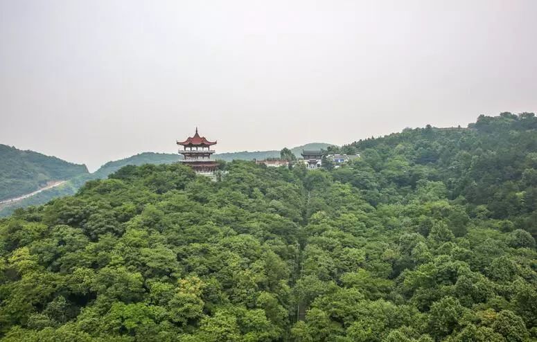 花千年牡丹,仙人洞府,名亭,古寺……屹立在巢湖湖畔的銀屏山四周山巒