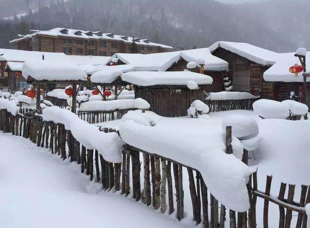 百姓被预料之外的严寒天气冻伤(黄川大雪深数尺,经两月始消,民多冻馁)