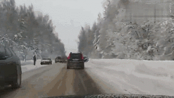 雪地开车最重要是慢但有时候是不得已的慢
