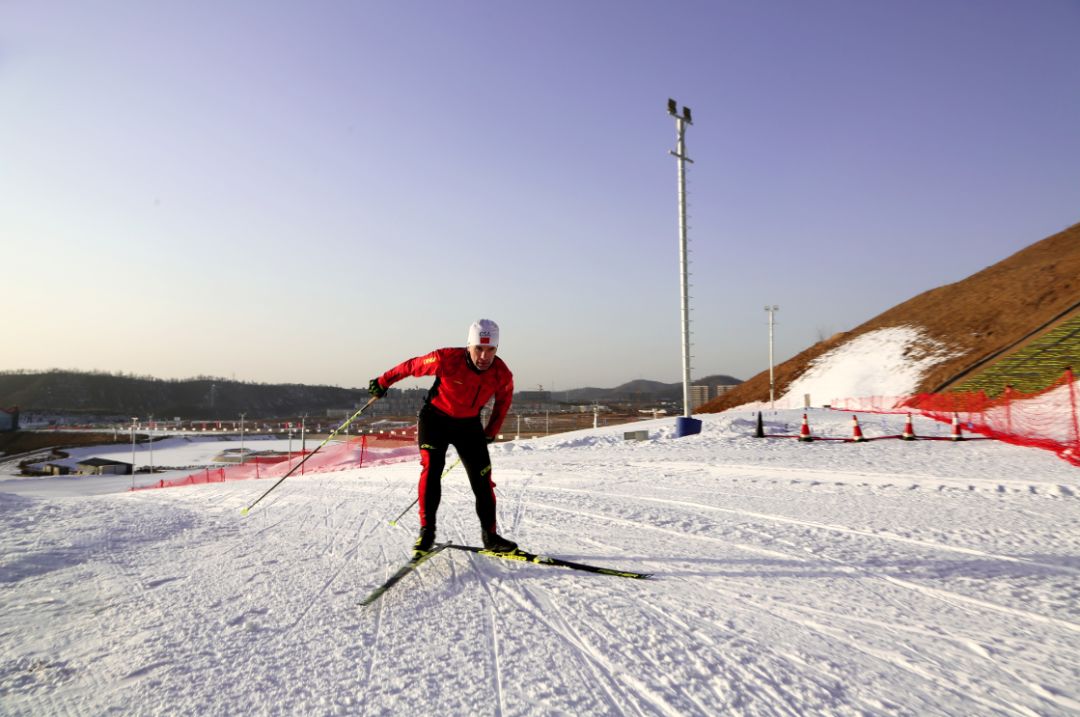 国家越野滑雪队运动员在延安国际滑雪场集训