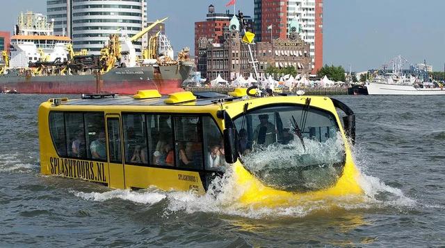 这个交通工具是荷兰「与水共生」的最佳写照,不仅可以在陆地上载客,更
