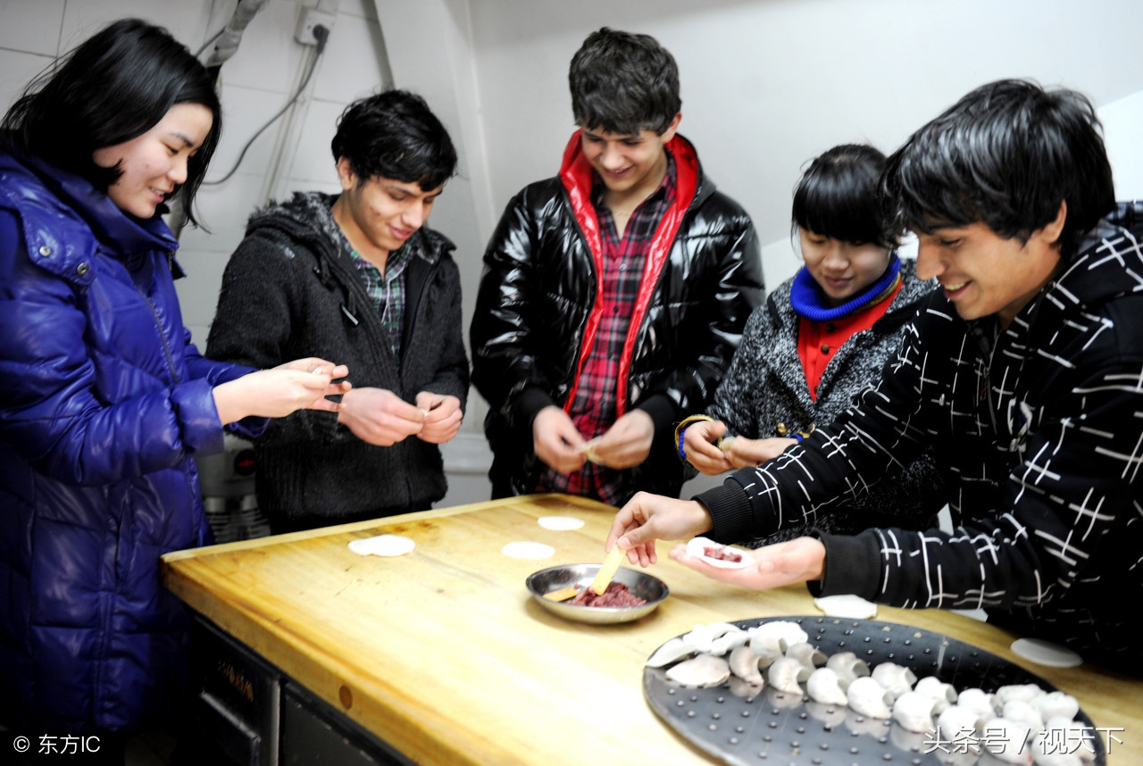 外国人在中国过春节写对联包饺子贴窗花那一点都不落我们