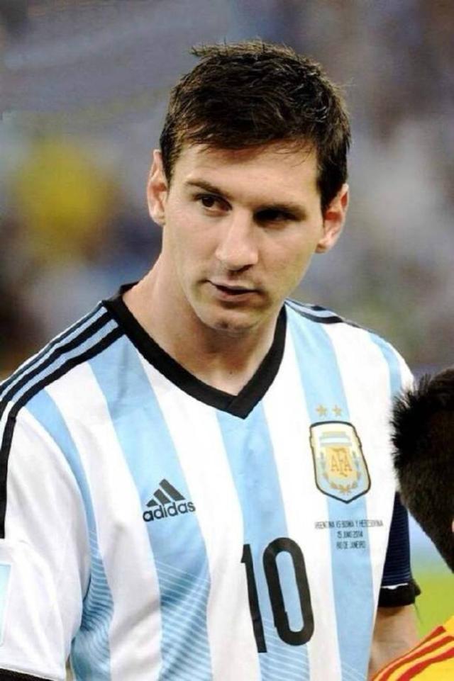 他的全名其實是叫里奧·安德列斯·梅西(lionel andrés messi).