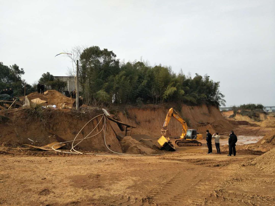 守护绿水青山!重拳拆除违建沙场