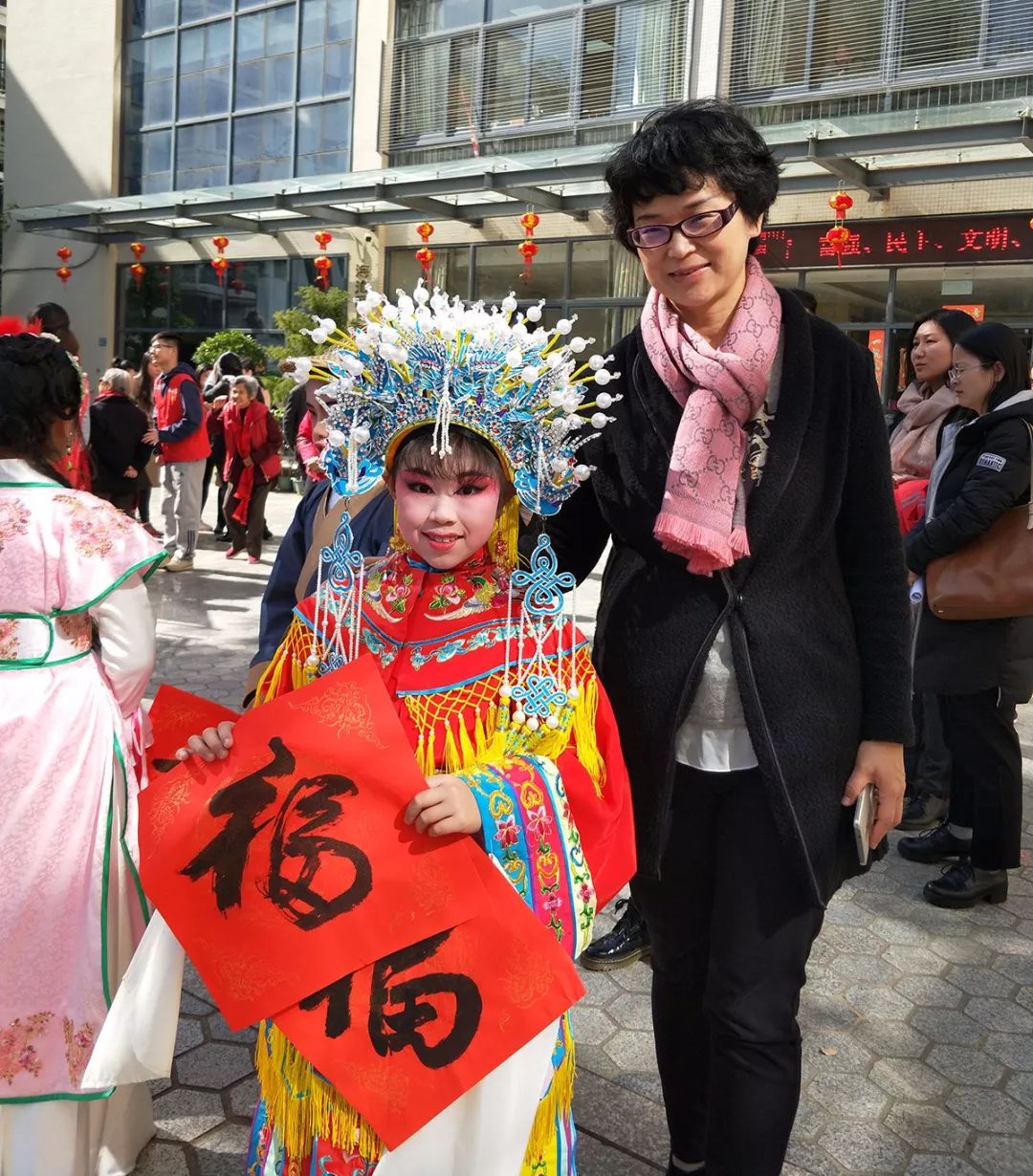 厦门市海沧区宣传部长欧阳丽娟送福