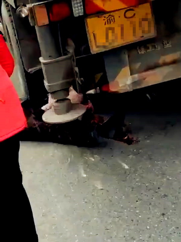 2人遭货车碾压 事故现场遗落一双红色皮靴