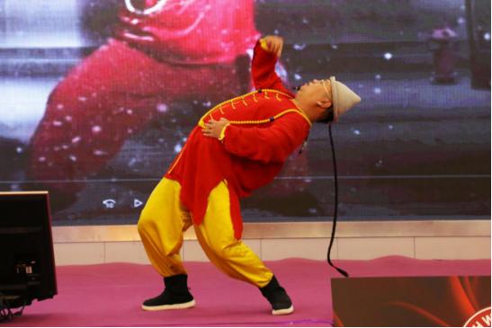 半吨舞王王迪空降广州不仅秀舞技还做了这些事