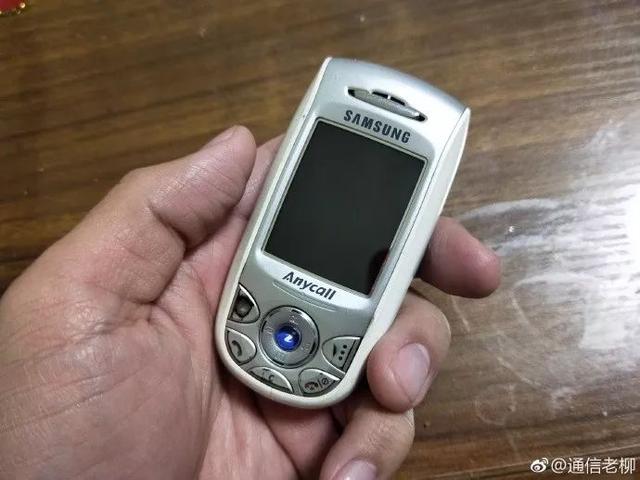 三星这款滑盖手机15年前3000多块钱见过的都奔四了吧