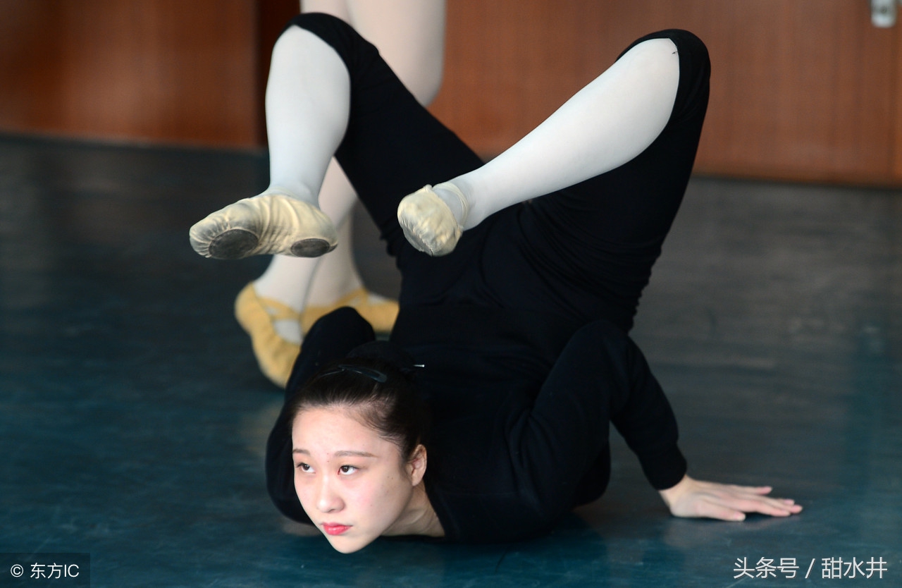 中国南方舞蹈学校压腿图片