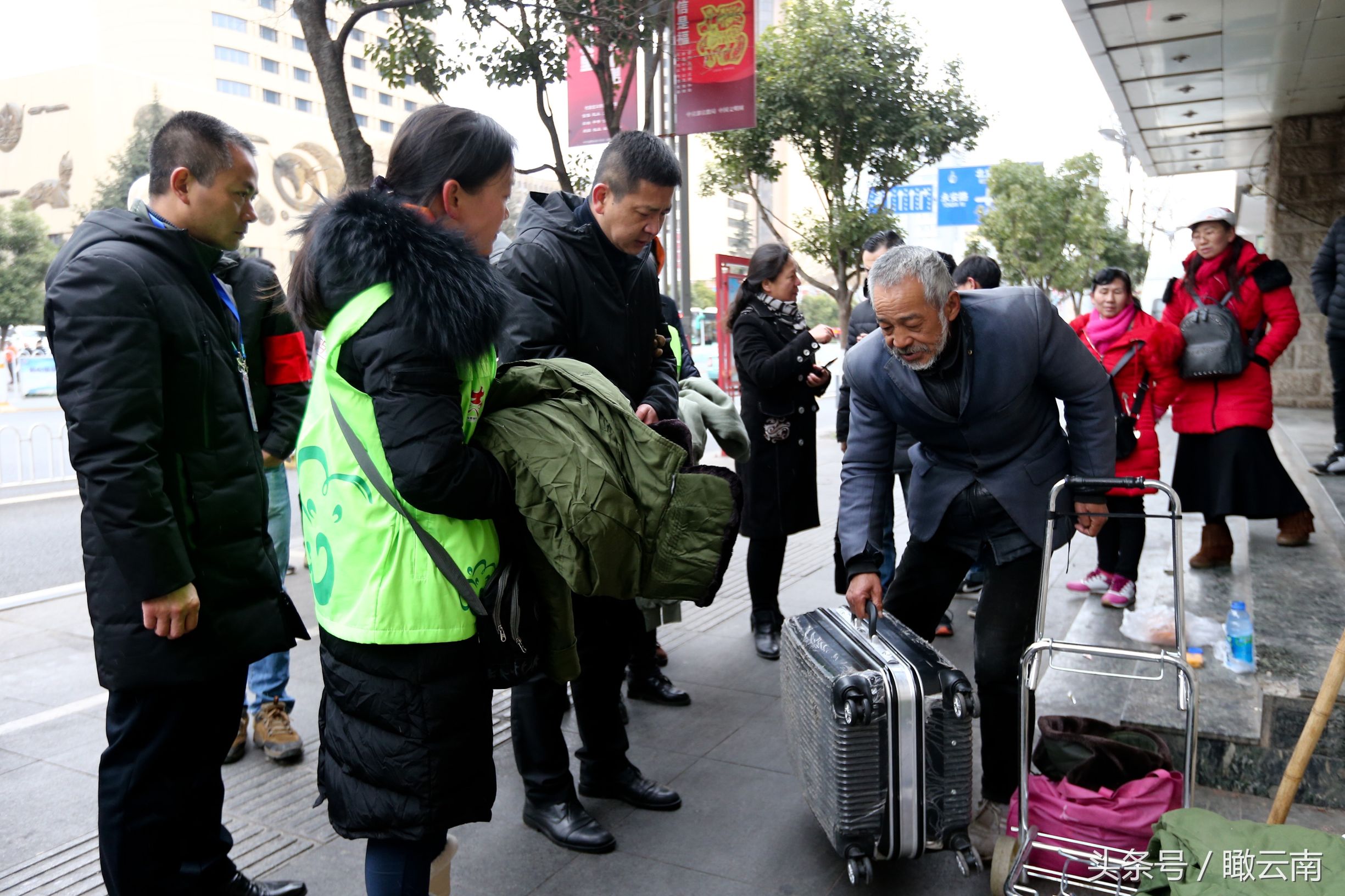 在北京路上,一位60多歲的流浪人員婉拒了工作人員,拒絕進入救助站接受