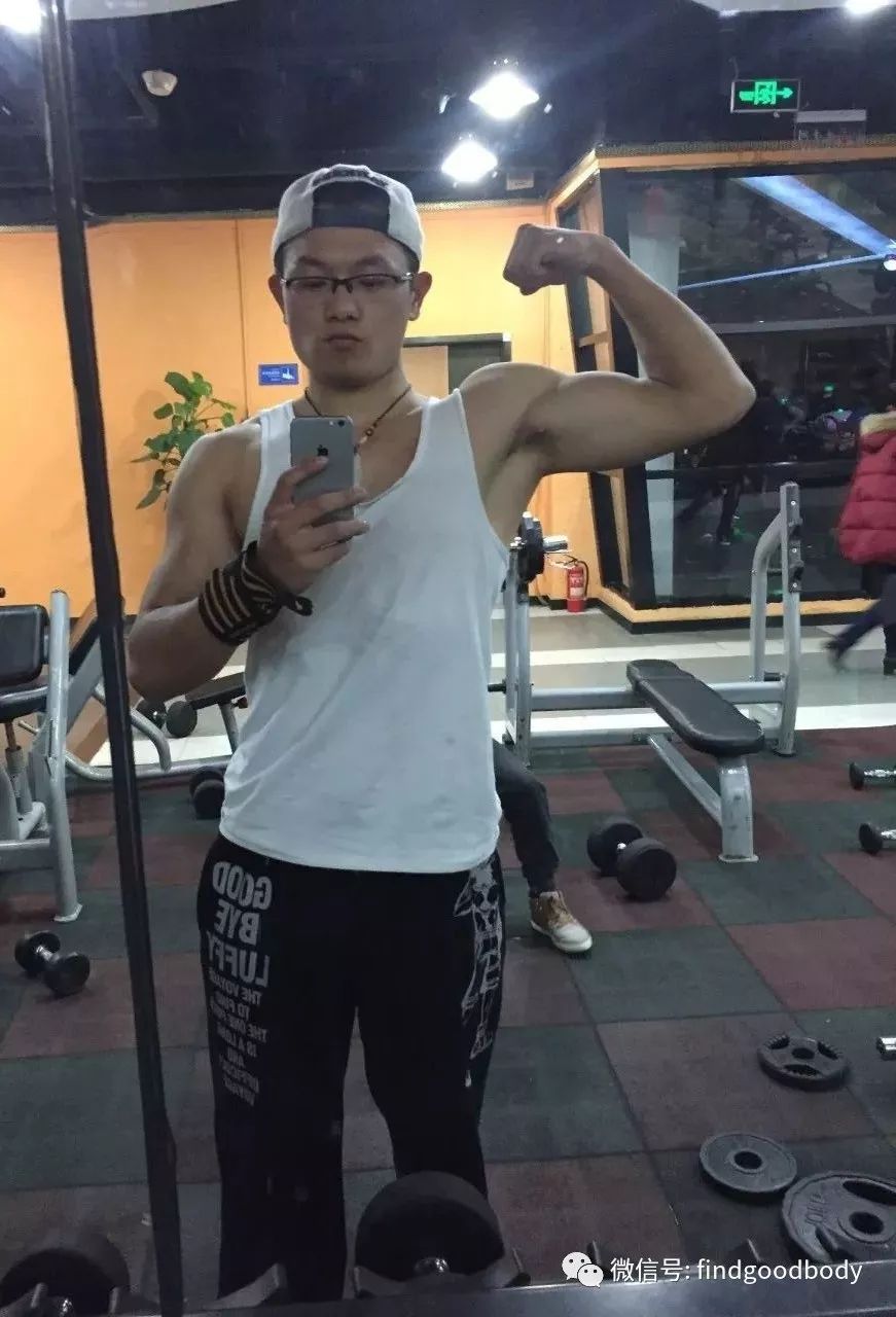 他,身高185cm,體重94kg,一身肌肉帥炸!