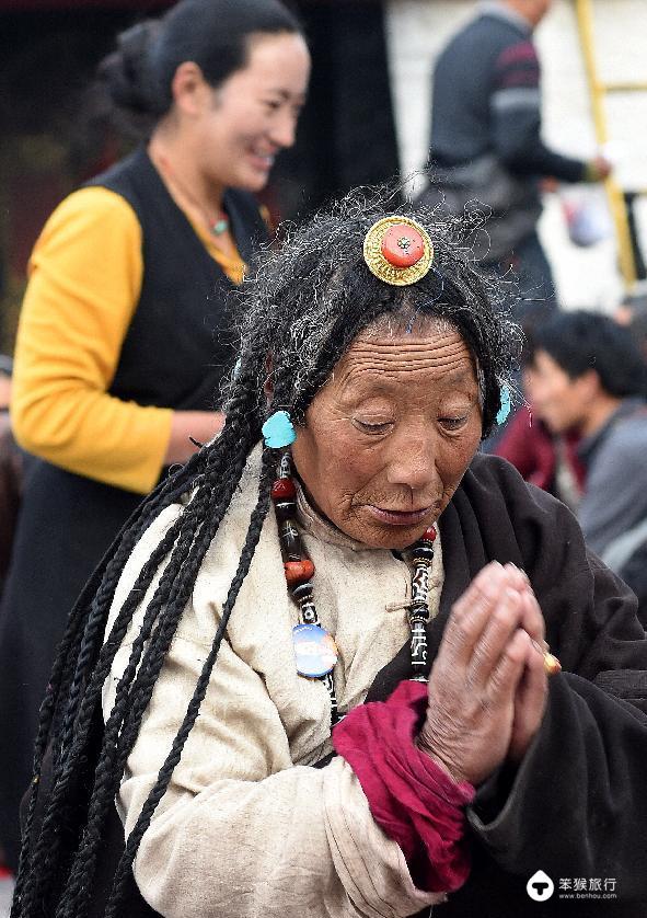 藏民心中神圣的大昭寺,在除夕那天到了一年之中最热闹的时刻.