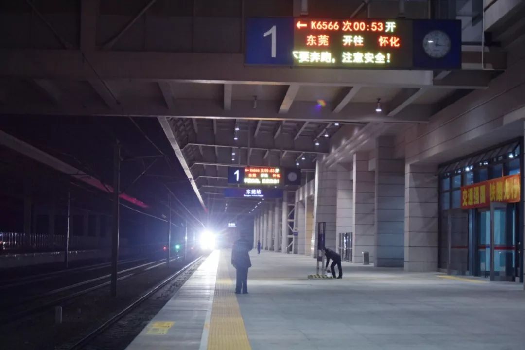 回家2月4日凌晨2500余名旅客搭上东莞火车站首趟始发临客列车