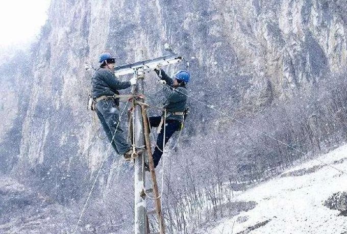 暗无天日的地下作业 在工地上冒着各种危险工作 稍有差池时要忍受辱骂