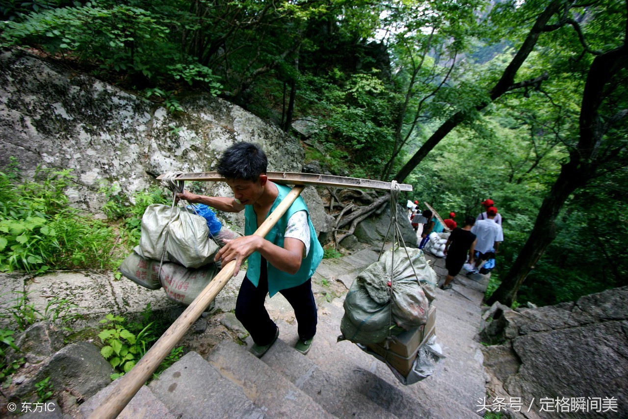 大山脚下的挑夫咬紧牙关挑重物9张图 总有一张能让你落泪!