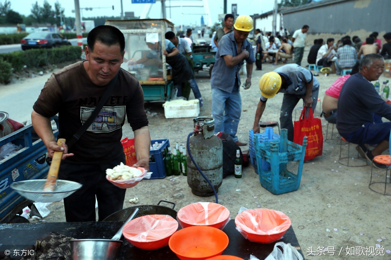 農民工吃飯場景讓人淚奔過年回家不要拿別人的收入對比嘲笑他們