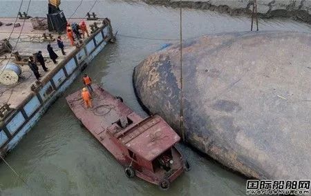 2月2日,長江湖北蘄春段貨船側翻事故救援現場.