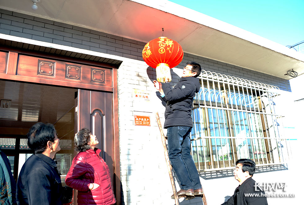 对联,福字贴到安新庄村幸福院门口