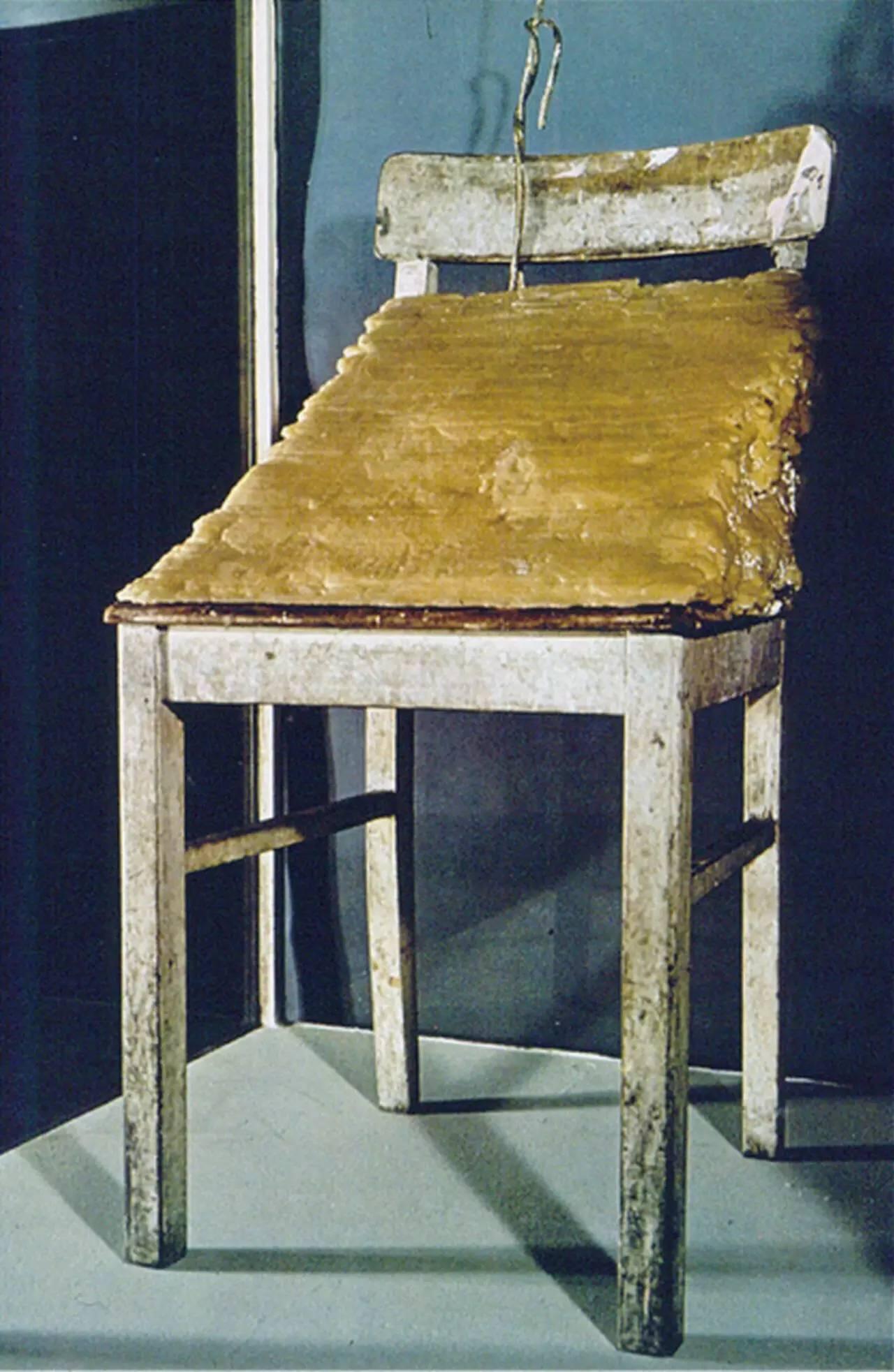 《油脂椅》是博伊斯最著名的作品, 在一把木质椅子上堆叠三角形状的一