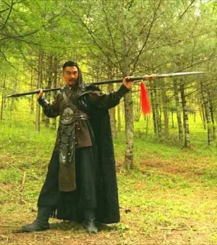 敖海林在《武當一劍》飾莫昆大俠,此外還主演《熱武青春》等作品.