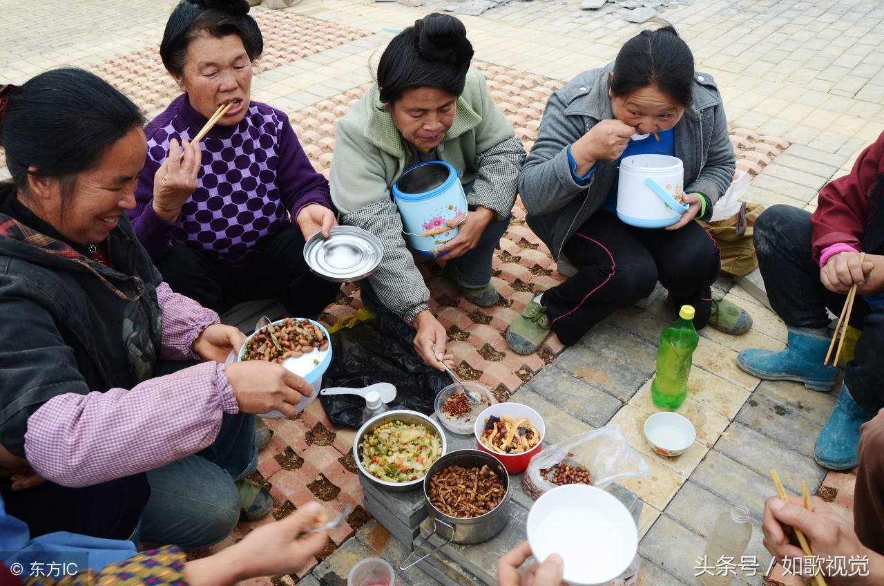 農民工吃飯場景讓人淚奔過年回家不要拿別人的收入對比嘲笑他們