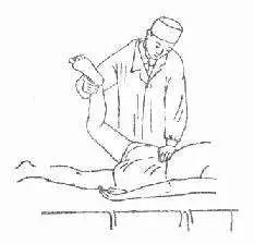 检查者将伸直的下肢高抬,使髋关节处于过伸位,当过伸到一定程度出现