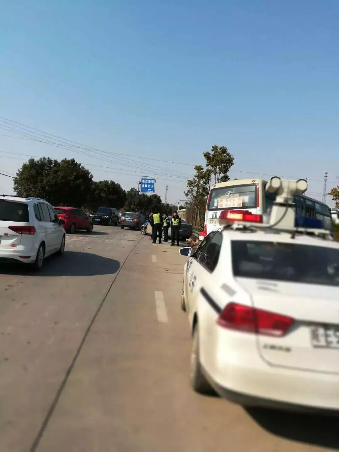 发生了一起因大巴车借道超车 处置不当引起的道路交通事故 现场车损