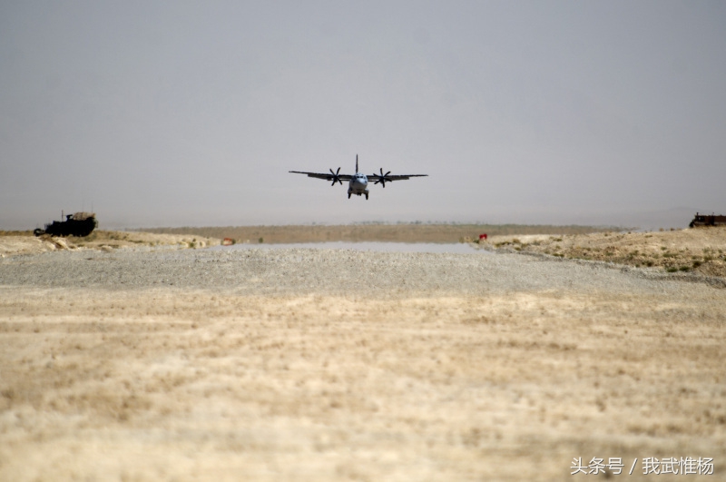 c-27j準備在野戰機場降落