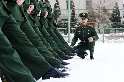 風雪中站軍姿.