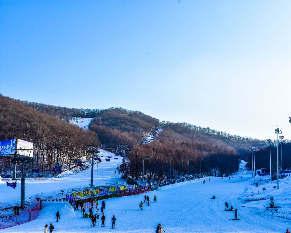 此次體驗的就是位於長春市二道區四家鄉青山村的蓮花山滑雪場.