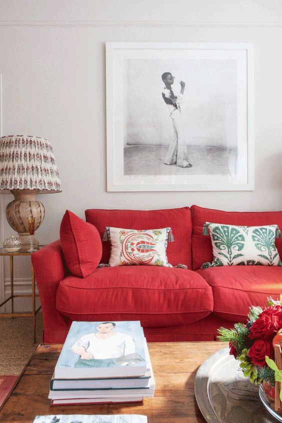 红色布艺沙发与白墙,深灰蓝墙面的搭配,土气不见,质感升级,效果如图