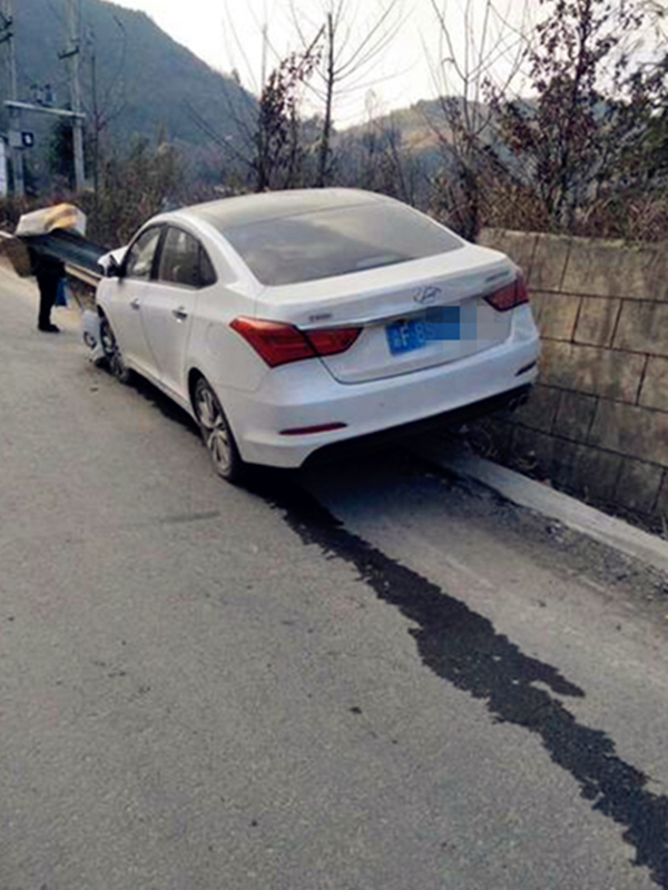 常州车祸撞护栏原图图片